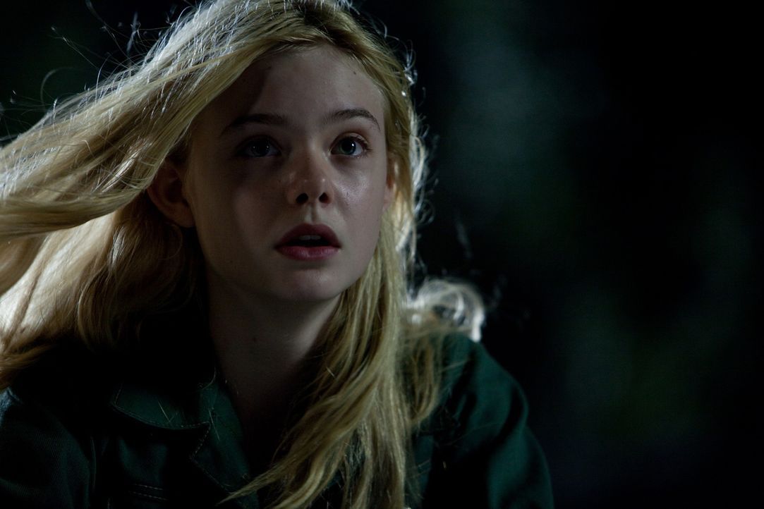 Gerät in die Fänge eines riesigen Monsters, das eigentlich auf Metall steht: Alice (Elle Fanning) ... - Bildquelle: PARAMOUNT PICTURES. All Rights Reserved