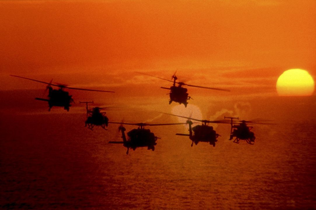 Oktober 1993: Amerikanische Black-Hawk-Helikopter und Little-Bird-Hubschrauber begeben sich auf den Weg vom U.S.-Militärstützpunkt in die Innensta... - Bildquelle: Columbia Pictures
