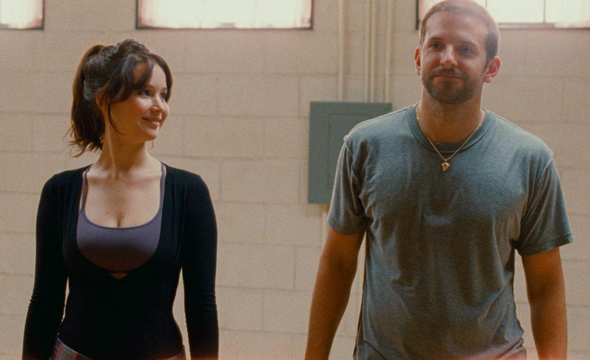 Obwohl Pat (Bradley Cooper, r.) eigentlich für das Tanzen nichts übrig hat, lässt er sich von Tiffany (Jennifer Lawrence, l.) dazu überreden, an ein... - Bildquelle: 2012 The Weinstein Company.
