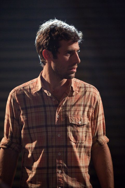 Henry (Josh Cooke) ist einer der wenigen, der noch nicht vom extrem ansteckenden Virus infiziert wurde. Hat er eine Überlebenschance? - Bildquelle: 2011 Destination Films Distribution Company, Inc. All Rights Reserved.