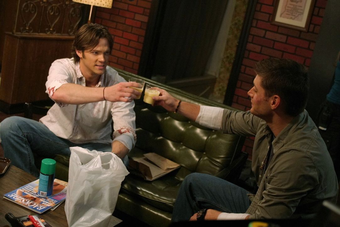 Es ist Weihnachtszeit und Sam (Jared Padalecki, l.) und Dean Winchester (Jensen Ackles, r.) untersuchen eine Reihe von Morden, bei denen die Opfer d... - Bildquelle: Warner Bros. Television