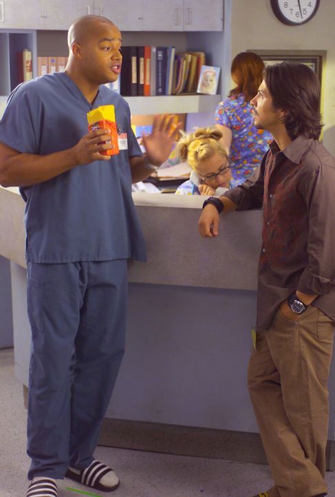 Turk (Donald Faison, l.) trifft auf seinen zukünftigen Schwager Mark (Freddy Rodríguez, r.) ... - Bildquelle: Touchstone Television