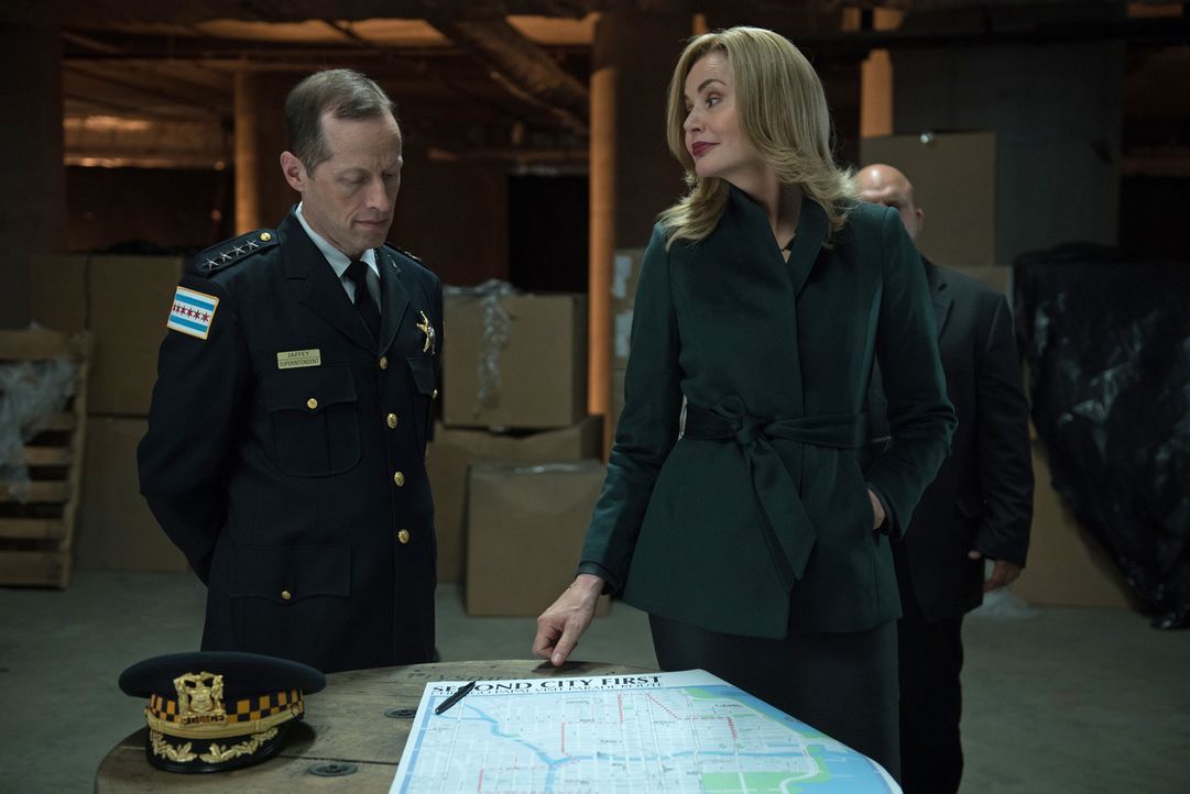 Nachdem Polizeipräsident Jaffey (Tim Hopper, l.) erkannt hat, wer Angela (Geena Davis, r.) wirklich ist, bringt er sie zu seinen Freunden, nicht ahn... - Bildquelle: 2016 Fox and its related entities.  All rights reserved.