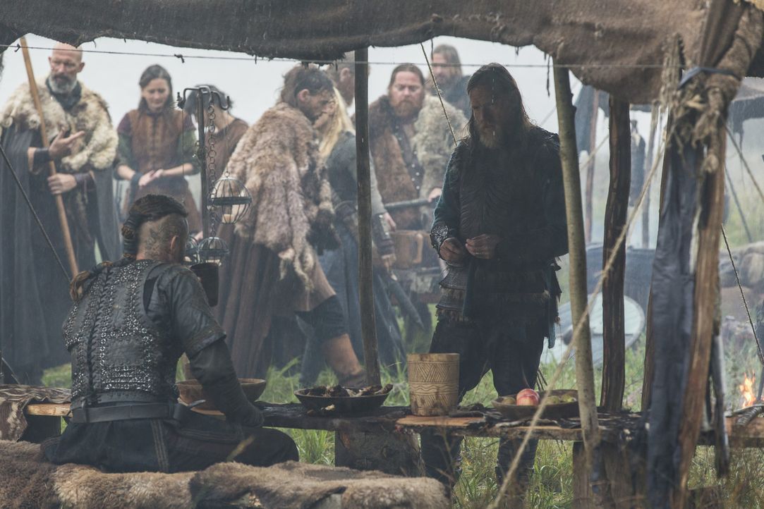 Wie wird es zwischen Ragnar (Travis Fimmel, l.) und König Horik (Donal Logue, r.) weitergehen? - Bildquelle: 2014 TM TELEVISION PRODUCTIONS LIMITED/T5 VIKINGS PRODUCTIONS INC. ALL RIGHTS RESERVED.