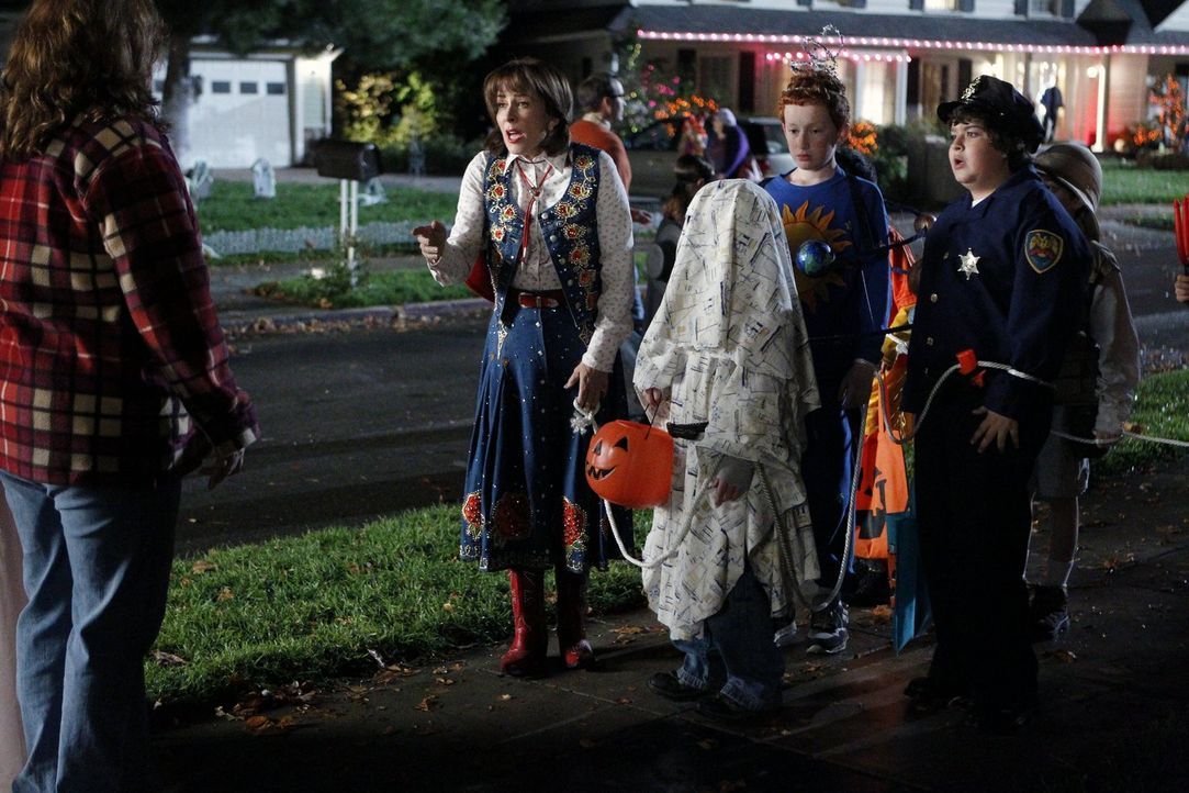 Frankie (Patricia Heaton, 2.v.l.) erklärt sich bereit, an Halloween mit Brick (Atticus Shaffer, 3.v.r.) und dessen sozialer Gruppe Süßigkeiten zu sa... - Bildquelle: Warner Brothers
