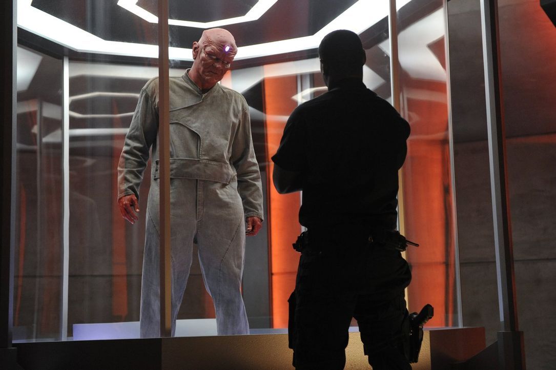 Nach einem Erdbeben kann der von Hank Henshaw (David Harewood, r.) gefangengehaltene unbarmherzige Alien Jemm (Charles Halford, r.) aus seiner Zelle... - Bildquelle: 2015 Warner Bros. Entertainment, Inc.