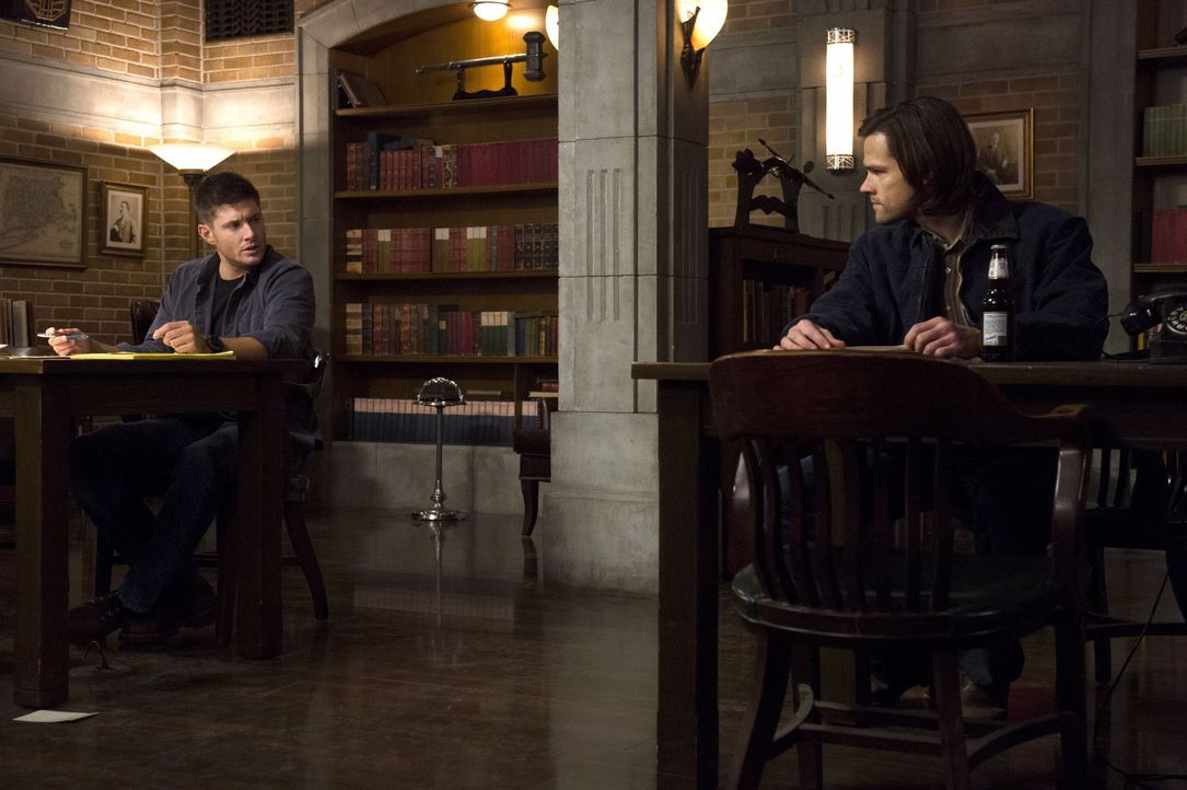Während Sam (Jared Padalecki, r.) sich einem neuen Fall widmet, ist Dean (Jensen Ackles, l.) von der Suche nach Abaddon besessen ... - Bildquelle: 2013 Warner Brothers