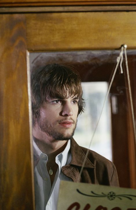 Evan (Ashton Kutcher) entdeckt, dass er sich bei Konzentration auf das Geschriebene zurück in die entscheidenden Momente seiner Kindheit versetzen k... - Bildquelle: Warner Brothers