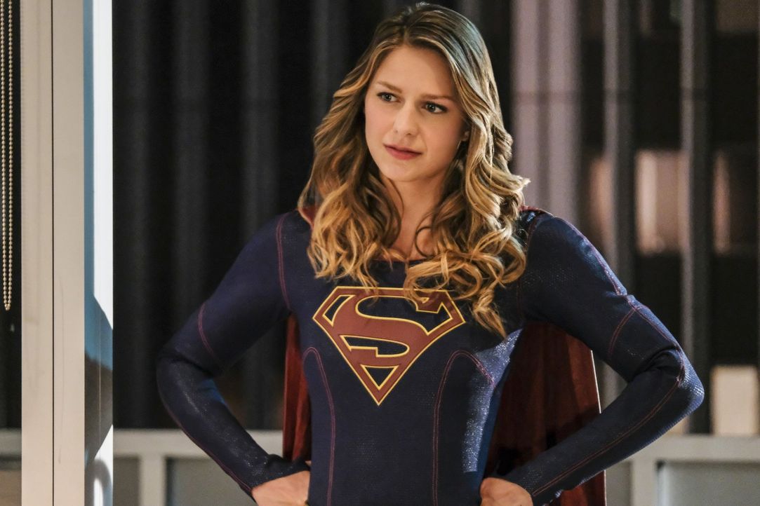 Die Superheldin (Melissa Benoist) steht vor einem riesen Problem: Sie muss als Kara und als Supergirl gleichzeitig auf Lenas Party erscheinen ... - Bildquelle: 2016 Warner Bros. Entertainment, Inc.