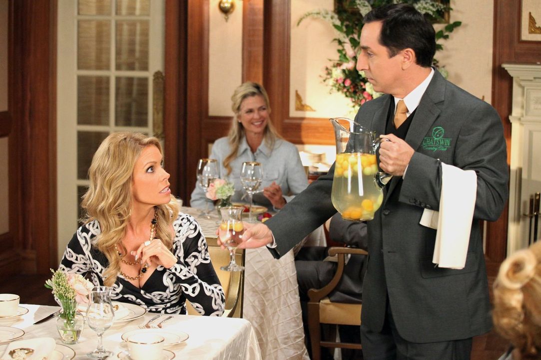 Als in Chatswin bekannt wird, dass 58 Prozent von Dallas' (Cheryl Hines, r.) Grundstück in East Chatswin liegen, wird sie von Javier (Edward Padilla... - Bildquelle: Warner Brothers