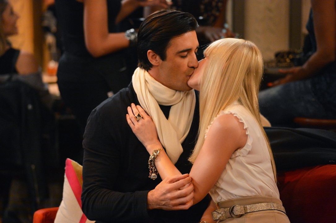 Als Caroline (Beth Behrs, r.) erfährt, welches Geheimnis Nicolas (Gilles Marini, l.) mit sich herumträgt, wünscht sie sich, niemals mit ihm rumgemac... - Bildquelle: Warner Brothers Entertainment Inc.