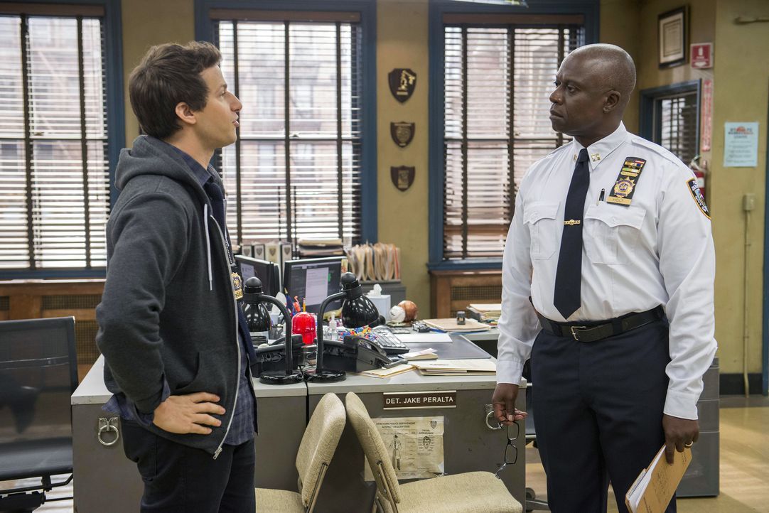 Jake Peralta (Andy Samberg, l.); Captain Ray Holt (Andre Braugher, r.) - Bildquelle: Erica Parise 2014 UNIVERSAL TELEVISION LLC. All rights reserved / Erica Parise