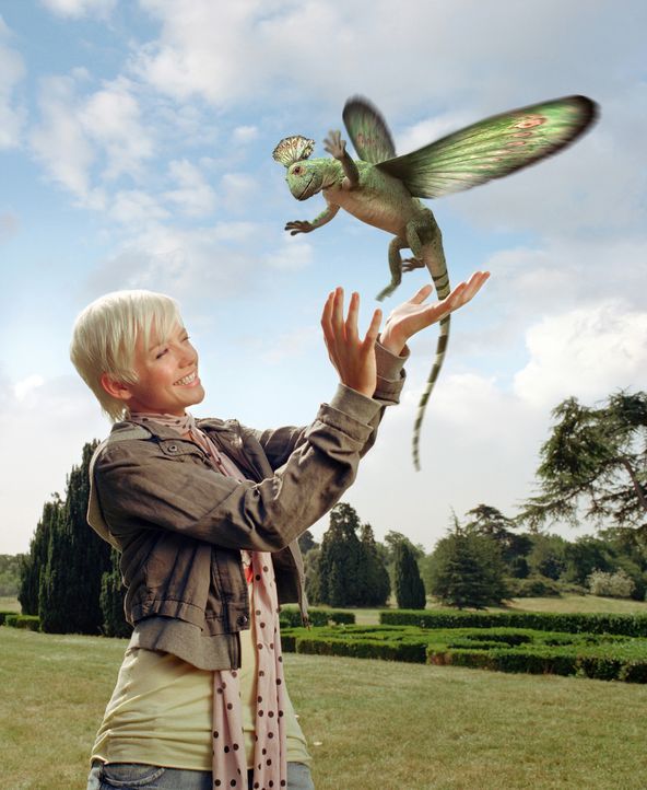 Abby (Hannah Spearritt) findet heraus, dass die Dinosaurier den Kontakt zu Menschen nicht scheuen ... - Bildquelle: ITV Plc