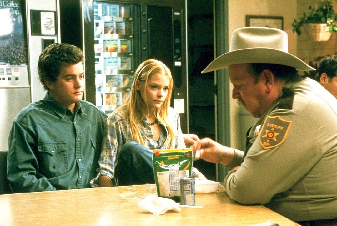 Sheriff Andy (Rodger Boyce, r.) hat keine guten Neuigkeiten für Earl (Joshua Jackson, l.) und Baby (James King, M.): Der Killer, der seinen Dad dam... - Bildquelle: TriStar Pictures