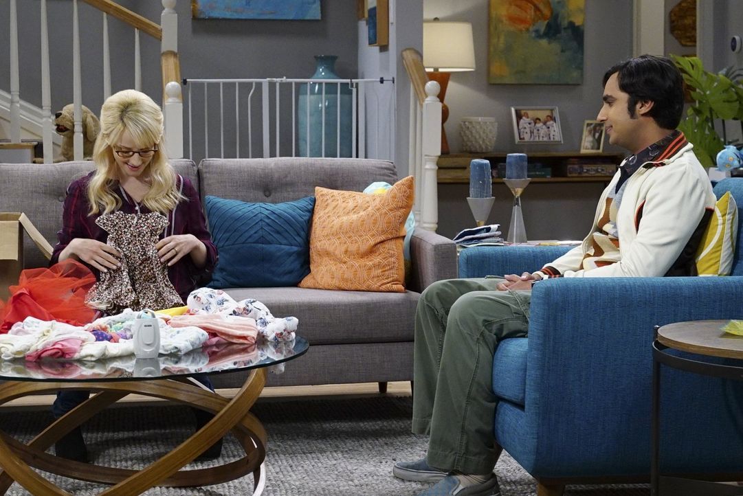 Während Howard mit Sheldon in der Wüste ist, bereiten sich Bernadette (Melissa Rauch, l.) und Raj (Kunal Nayyar, r.) auf deren zweites Kind vor ... - Bildquelle: Warner Bros. Television