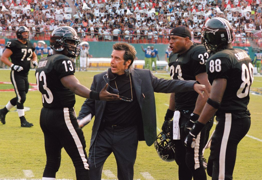 Obwohl sein Team jetzt endlich wieder punktet, hat Footballtrainer Tony D'Amato (Al Pacino, 2.v.l.) neue Sorgen: Willie Beaman (Jamie Foxx, l.) spie... - Bildquelle: Warner Brothers
