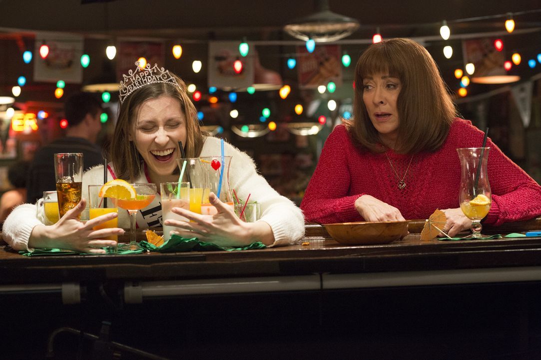 Sue (Eden Sher, l.); Frankie (Patricia Heaton, r.) - Bildquelle: Michael Ansell 2017 American Broadcasting Companies, Inc. All rights reserved./Michael Ansell
