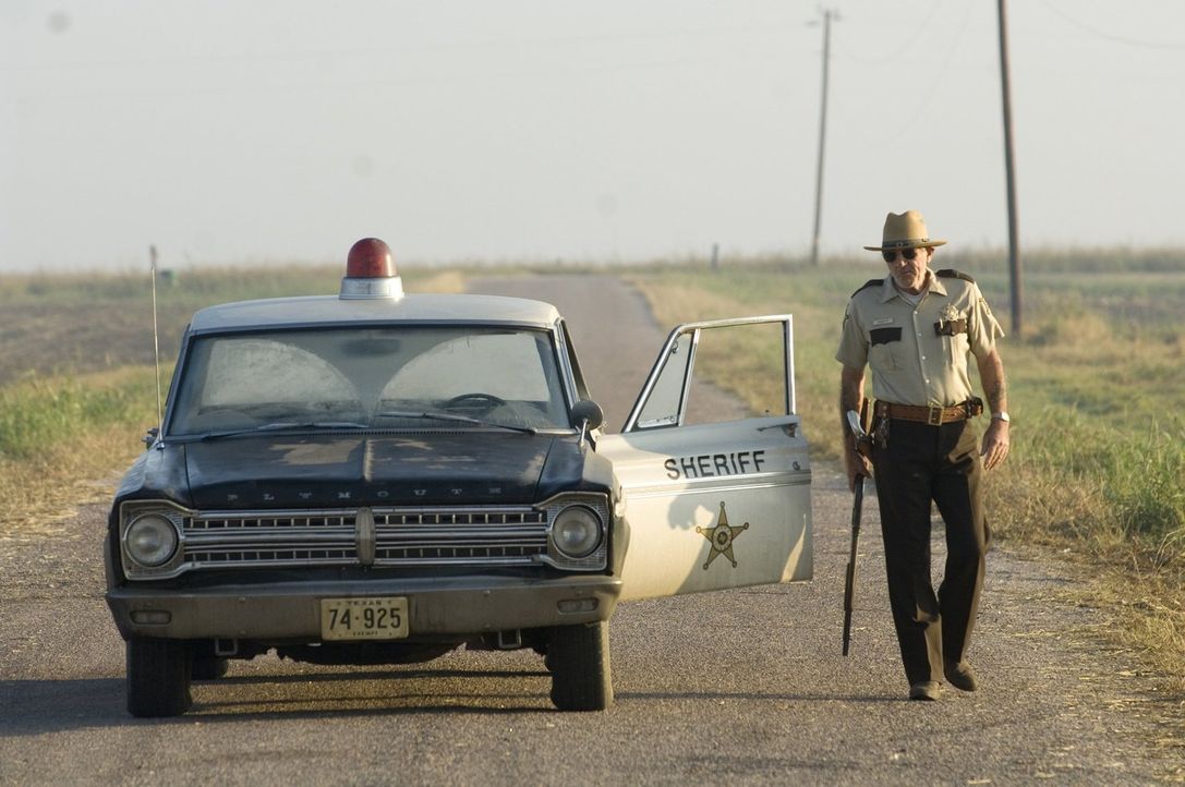 Niemand ahnt, dass Sheriff Hoyt (R. Lee Ermey) nicht der ist, für den er sich ausgibt. In Wirklichkeit ist er ein gewalttätiger und grausamer Psycho... - Bildquelle: 2006 Warner Brothers