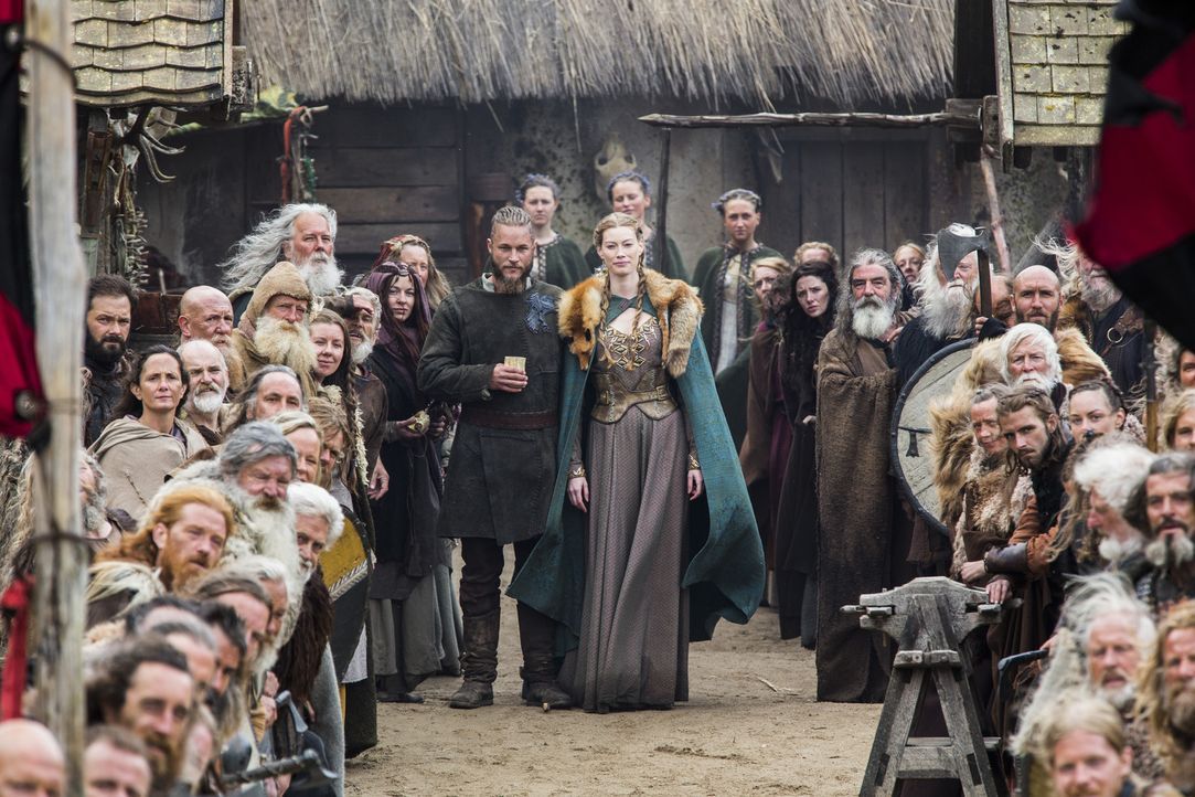 Ragnar (Travis Fimmel, M.l.) und Aslaug (Alyssa Sutherland, M.r.) heißen König Horiks Familie in Kattegat willkommen ... - Bildquelle: 2014 TM TELEVISION PRODUCTIONS LIMITED/T5 VIKINGS PRODUCTIONS INC. ALL RIGHTS RESERVED.