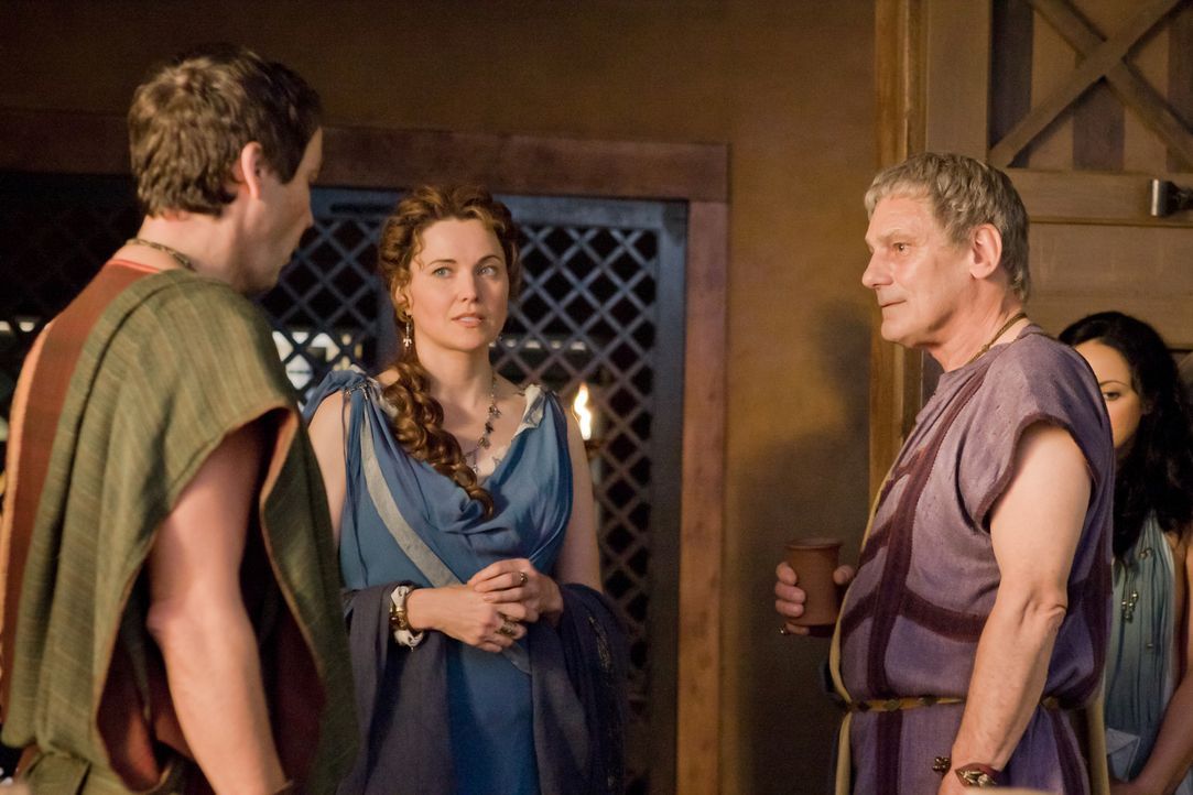 Die Rückkehr von Titus Batiatus (Jeffrey Thomas, 2.v.r.) in seinen Ludus, wird von Quintus Batiatus (John Hannah, l.) und seiner Frau Lucretia (Luc... - Bildquelle: 2010 Starz Entertainment, LLC