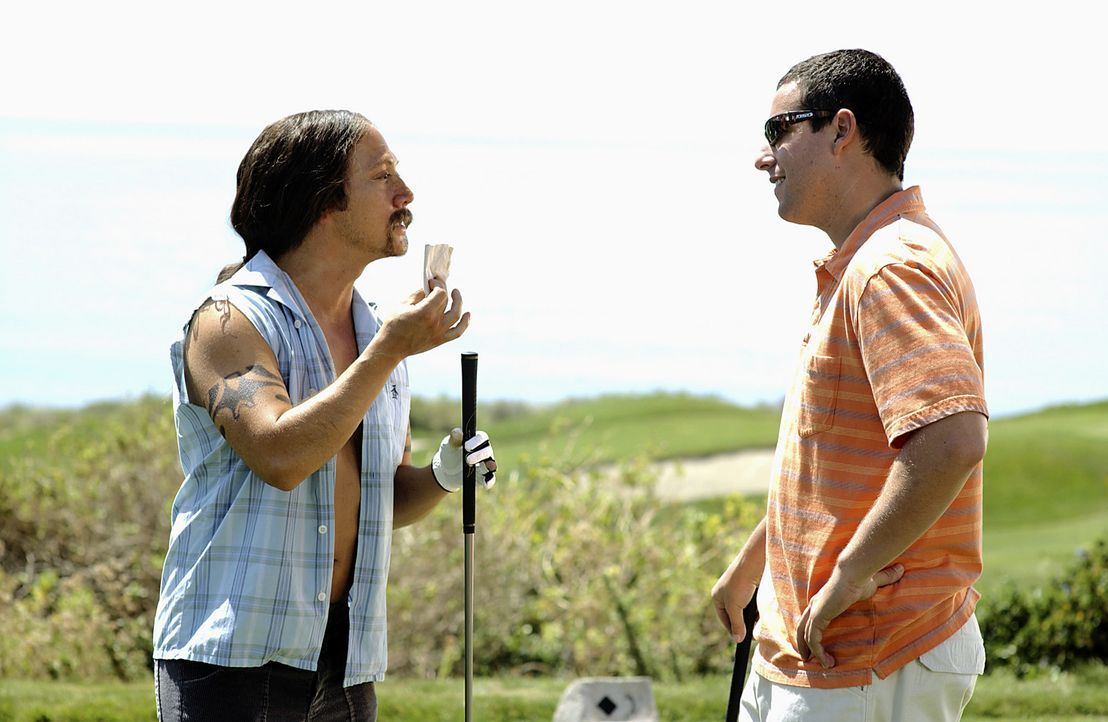 Gemeinsam mit Ula (Rob Schneider, l.) überlegt sich Henry (Adam Sandler, r.) einen Plan, wie er Lucy für sich gewinnen kann ... - Bildquelle: Sony Pictures Television International. All Rights Reserved.