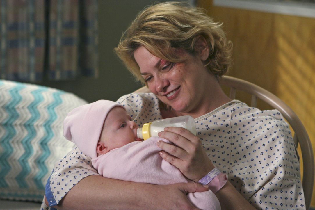 Stolz hält Jana (Cynthia Ettinger) ihr Baby im Arm ... - Bildquelle: Michael Desmond 2005 ABC Inc. All Rights Reserved. NO ARCHIVING. NO RESALE.