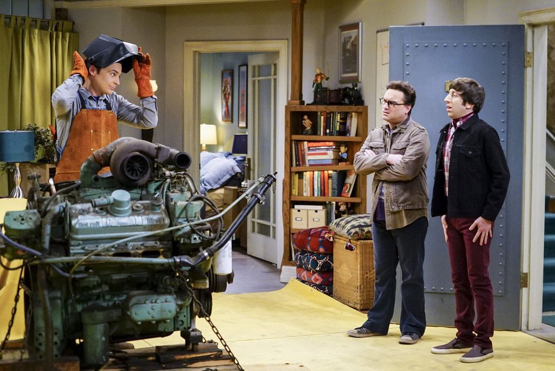 Haben sich Leonard (Johnny Galecki, M.) und Howard (Simon Helberg, r.) etwa ein Eigentor mit ihrem Ablenkungsmanöver für Sheldon (Jim Parsons, l.) g... - Bildquelle: 2016 Warner Brothers