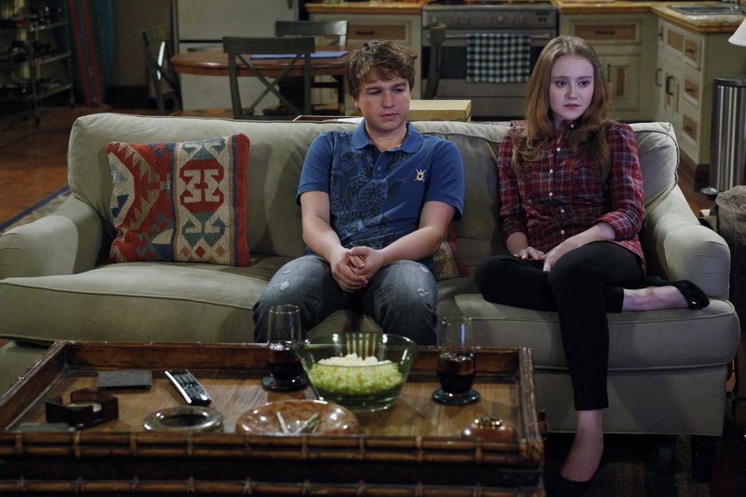 Charlie kommt betrunken nach Hause und vermasselt Jake (Angus T. Jones, l.) ein Date mit dessen neuer Freundin Megan (Macy Cruthird, r.). Jake ist w... - Bildquelle: Warner Bros. Television