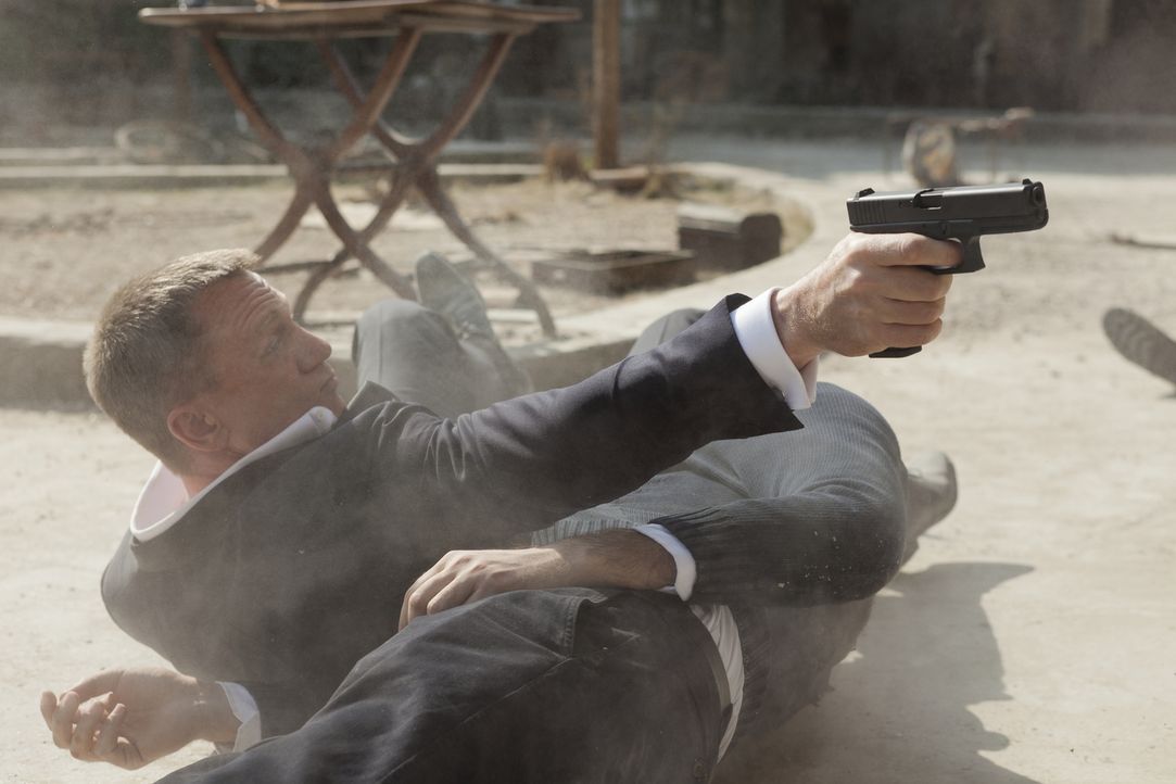 Als der MI6 unter Beschuss gerät, muss 007 (Daniel Craig) die Angreifer aufspüren und unschädlich machen, ohne Rücksicht auf den Preis, den er selbs... - Bildquelle: Skyfall   2012 Danjaq, LLC, United Artists Corporation and Columbia Pictures Industries, Inc. All rights reserved.