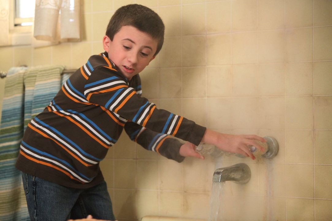 Brick (Atticus Shaffer) hat den ein oder anderen sonderbaren Tick, an die sich seine Familie schon längst gewöhnt hat, doch seine neue Lehrerin hat... - Bildquelle: Warner Brothers