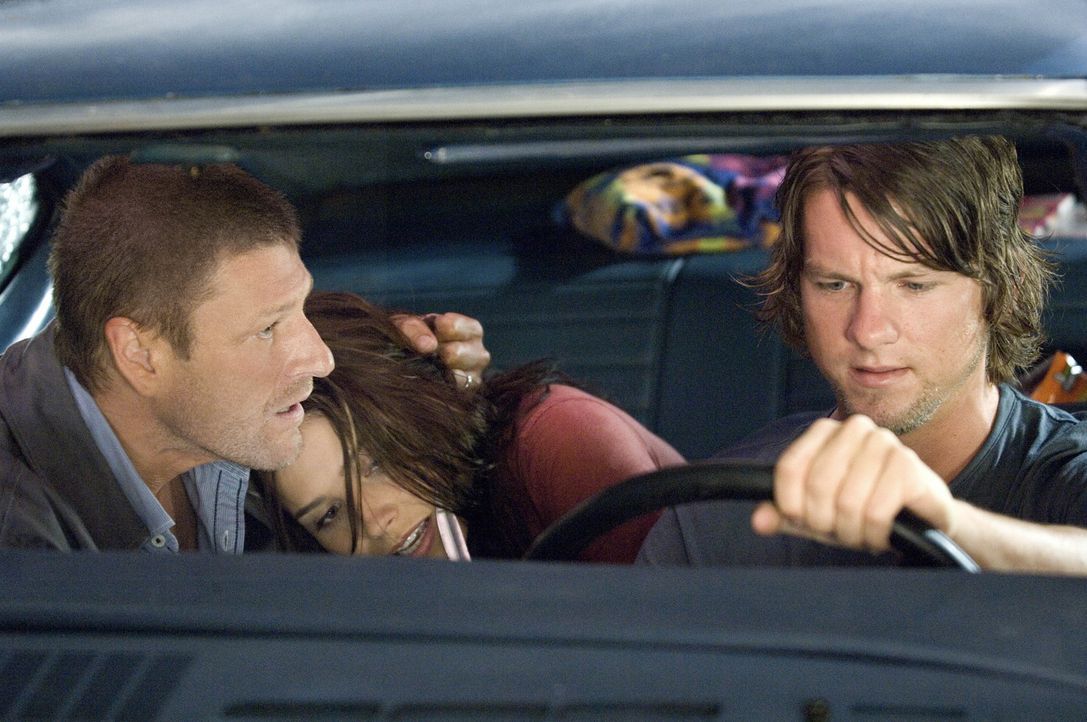 Kaum ist der Anhalter John Ryder (Sean Bean, r.) in das Auto von den Studenten Grace (Sophia Bush, M.) und Jim (Zachary Knighton, r.) eingestiegen,...