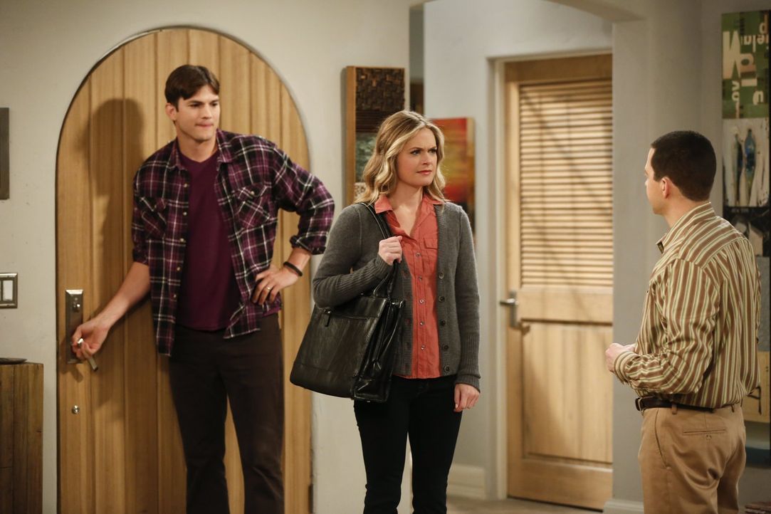 Während Alan (Jon Cryer, r.) ein Verhältnis mit Ms. McMartin (Maggie Lawson, M.) angefängt, tritt Walden (Ashton Kutcher, l.) einer Selbsthilfegrupp... - Bildquelle: Warner Brothers Entertainment Inc.
