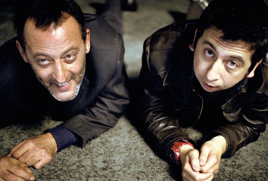 Auch die härtesten Gangsterjäger brauchen mal eine Pause: Hubert (Jean Reno, l.) und Momo (Michel Muller, r.) ... - Bildquelle: SONY PICTURES TELEVISION INTERNATIONAL