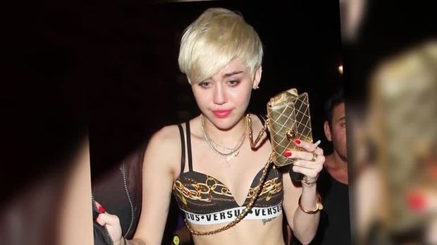 Stars Video Miley Cyrus Macht Im Halbnackt Outfit Party In London Prosieben 4780