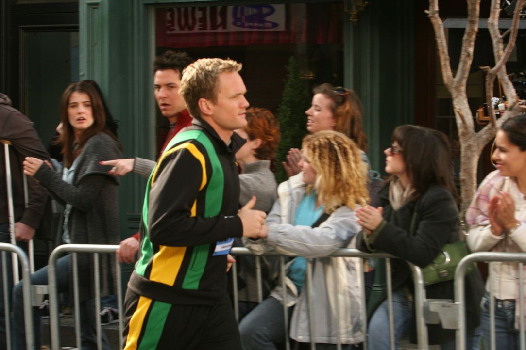 Barney (Neil Patrick Harris, vorne) nimmt am New York City Marathon teil. Er springt für Marshall ein, der sich kurz zuvor den Zeh gebrochen hat. R... - Bildquelle: 20th Century Fox International Television