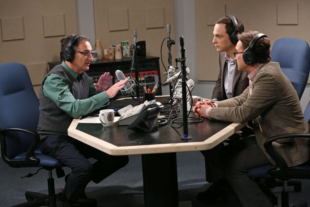 Ein Interview der besonderen Art: Sheldon (Jim Parsons, M.), Leonard (Johnny Galecki, r.) und Ira Flatow (Ira Flatow, l.) ... - Bildquelle: Warner Brothers