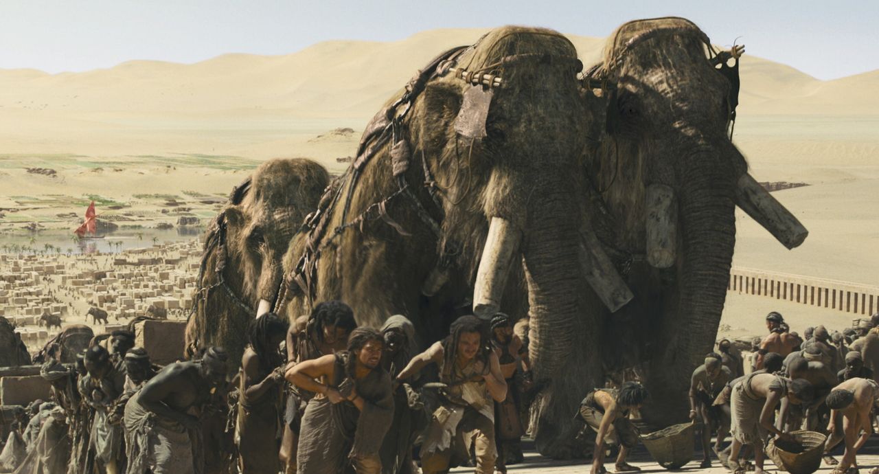 Durch das Töten eines riesigen Mammuts kommt der Jäger D'Leh (Steven Strait, M.l.) seinem größten Wunsch einen Schritt näher: Er will die attra... - Bildquelle: Warner Brothers