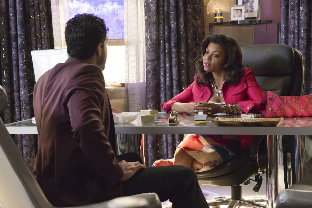 Cookie (Taraji P. Henson, r.) und ihr Konzertpromoter Laz (Adam Rodriguez, l.) erwischen zwei Einbrecher, die Aufnahmen klauen und Wanzen installier... - Bildquelle: Chuck Hodes 2015-2016 Fox and its related entities.  All rights reserved.