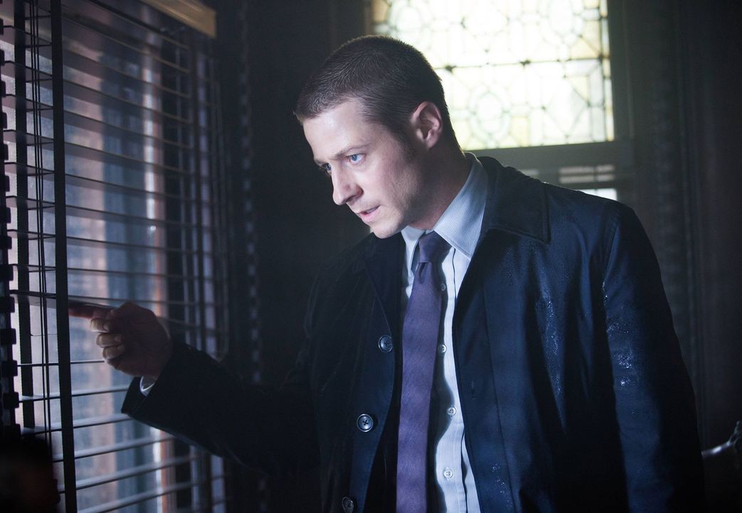 Weiß, dass sein Leben auf dem Spiel steht, wenn Falcone erfährt, dass Cobblepot wieder in Gotham ist: Gordon (Ben McKenzie) ... - Bildquelle: Warner Bros. Entertainment, Inc.
