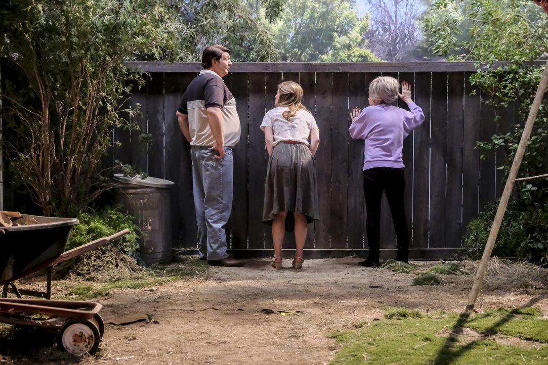 Sind sich nicht einig, wie sie damit umgehen sollen, dass es ein anderes Kind auf Sheldon abgesehen hat: (v.l.n.r.) George Sr. (Lance Barber), Mary... - Bildquelle: Warner Bros. Television