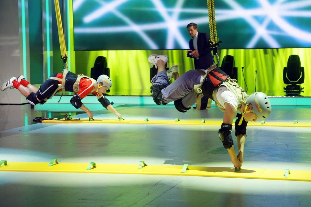 Joko Winterscheidt und Klaas Heufer-Umlauf (hinten) präsentieren "17 Meter" - eine Show in der neben Ratespaß vor allem Sportlichkeit, Geschicklic... - Bildquelle: ProSieben