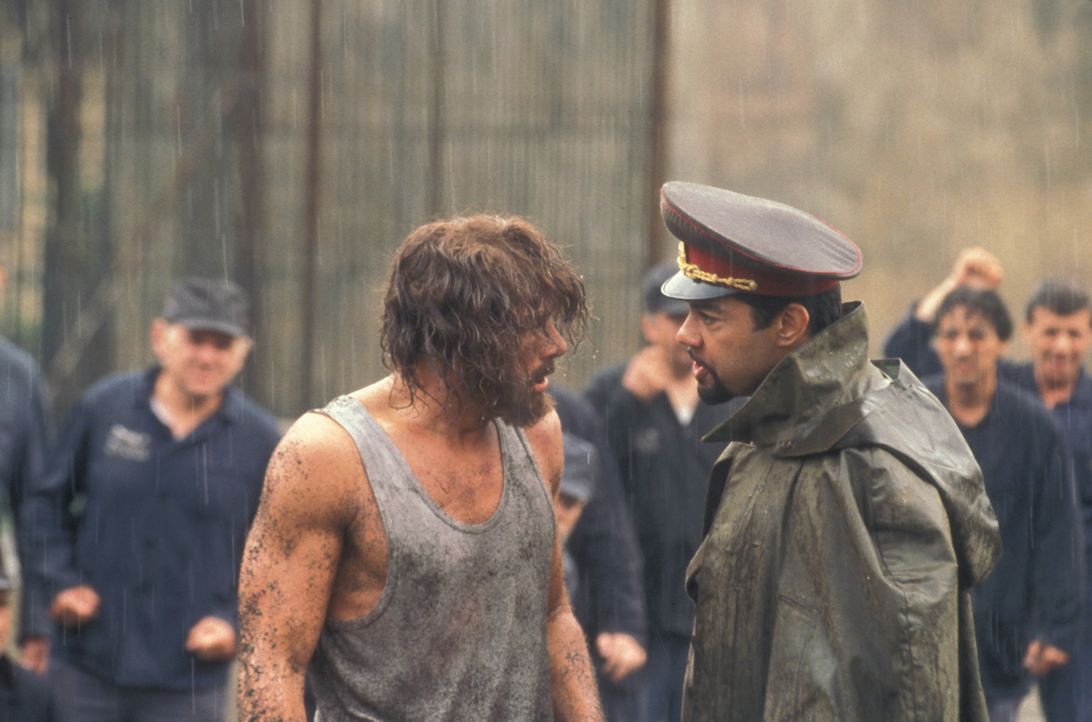 Als der Amerikaner Kyle LeBlanc (Jean-Claude Van Damme, l.) von russischen Richtern zu lebenslanger Lagerhaft in einem berüchtigten Gulag verurteil... - Bildquelle: NU IMAGE