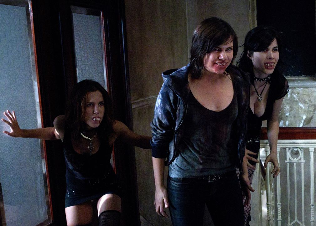 Der Versuch eine ganze Gruppe von Vampiren (Elise Gatien, l., Julia Rhodes, M.)  zu töten, geht fast vollkommen schief ... - Bildquelle: Warner Bros. Television