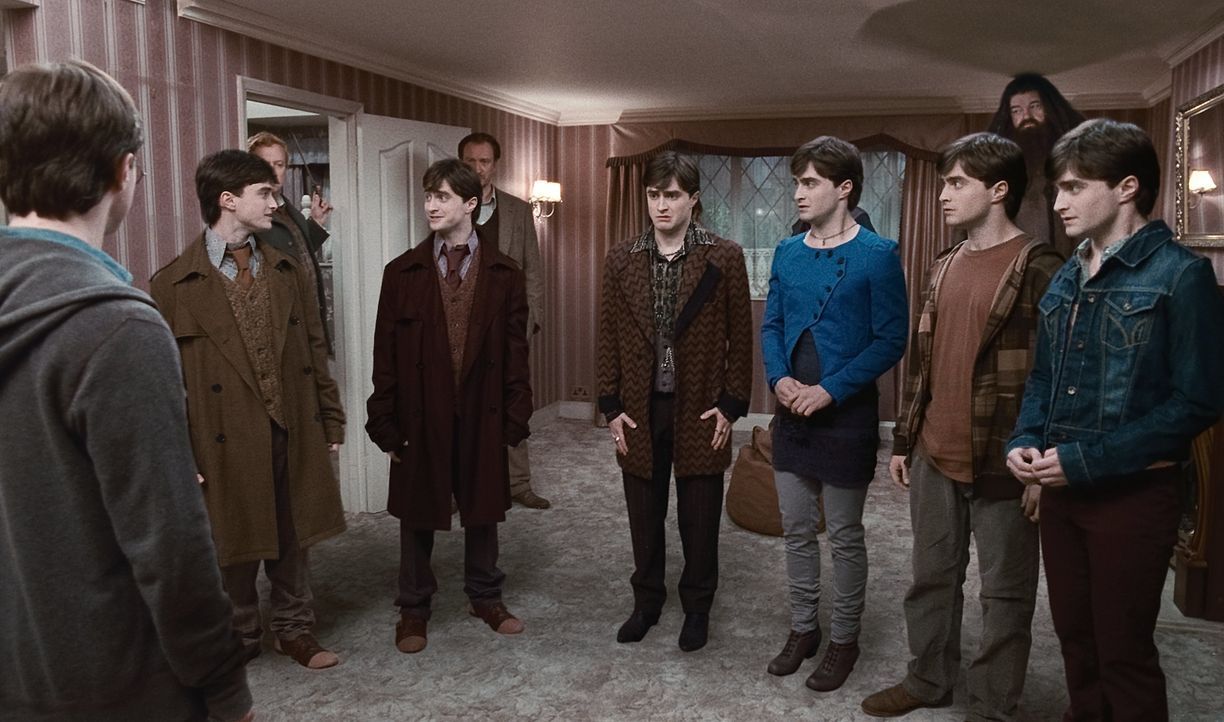 Wird es (Mitte v.l.n.r.) George, Fred, Mundungus Fletcher, Fleur, Ron und Hermine (alle Daniel Radcliffe) gelingen, die Todesser mit Hilfe eines Vie... - Bildquelle: 2010 Warner Bros.