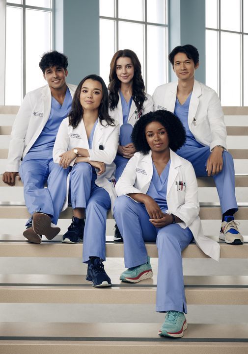 (19. Staffel) - (v.l.n.r.) Dr. Lucas Adams (Niko Terho); Dr. Mika Yasuda (Midori Francis); Dr. Jules Millin (Adelaide Kane); Dr. Simone Griffith (Al... - Bildquelle: © 2022 American Broadcasting Companies, Inc. All rights reserved.