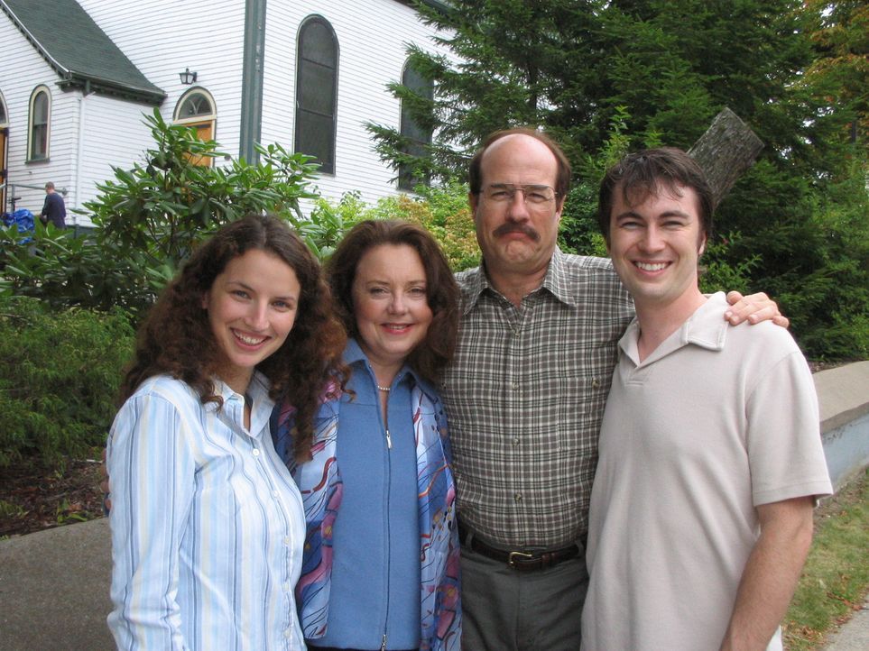 Unauffällig lebt Jason Rader (Henry Gregg, 2.v.r.) mit seiner Familie inmitten einer kleinen Kirchengemeinde im Städtchen Wichita. Niemand ahnt zu... - Bildquelle: 2005 Sony Pictures Television Inc. All Rights Reserved.