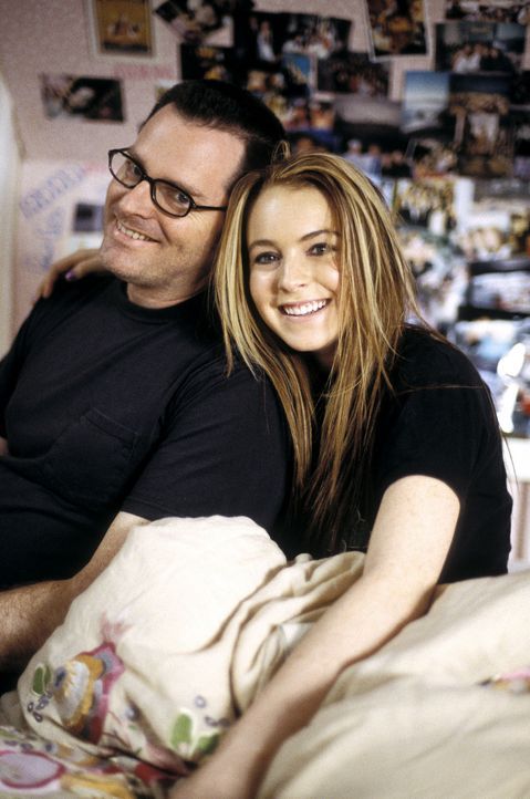 Drehpause für den Regisseur Mark Waters, l. und seine junge Hauptdarstellerin Lindsay Lohan, r. - Bildquelle: Buena Vista Pictures Distribution