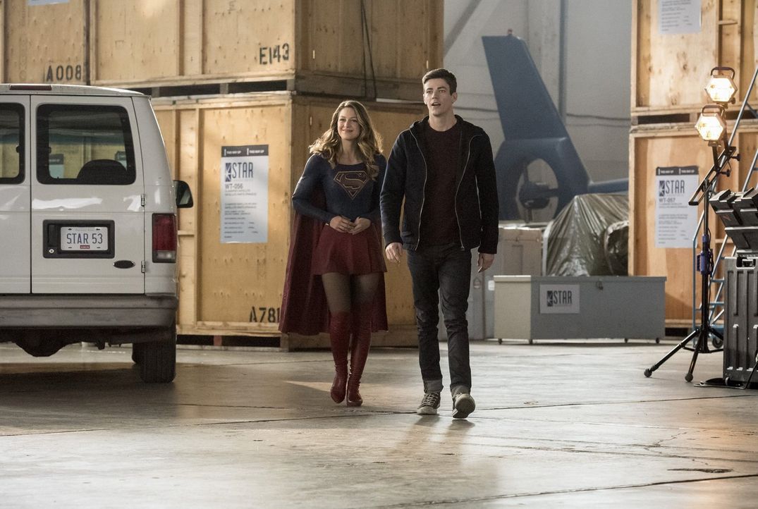 Während Kara alias Supergirl (Melissa Benoist, l.) ihr Bestes gibt, um die Aliens zu besiegen, erhält Barry (Grant Gustin, r.) eine erschreckende Na... - Bildquelle: 2016 Warner Bros.