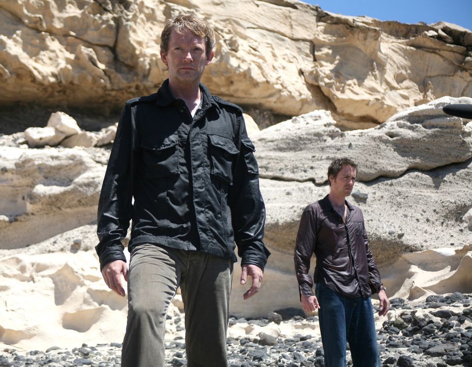 Durch ein Wurmloch gelangen Cutter (Douglas Henshall, r.) und Stephen (James Murray, r.) in die vergangene Zeit. Nur dort haben sie eine Chance, Abb... - Bildquelle: ITV Plc