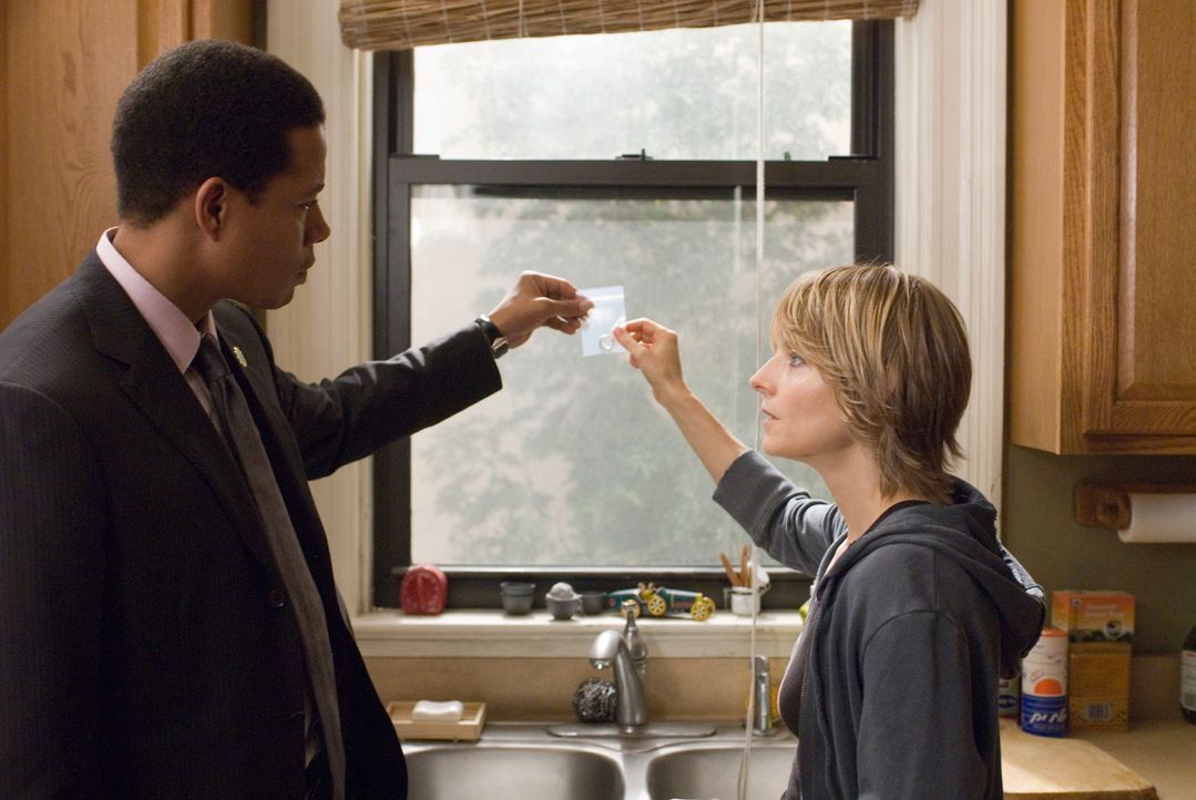 Als die Ermittlungen der Polizei (Terence Howard, l.) nicht den gewünschten Erfolg haben, besorgt sich Erica (Jodie Foster, r.)  eine Waffe. Da ger... - Bildquelle: Warner Bros.